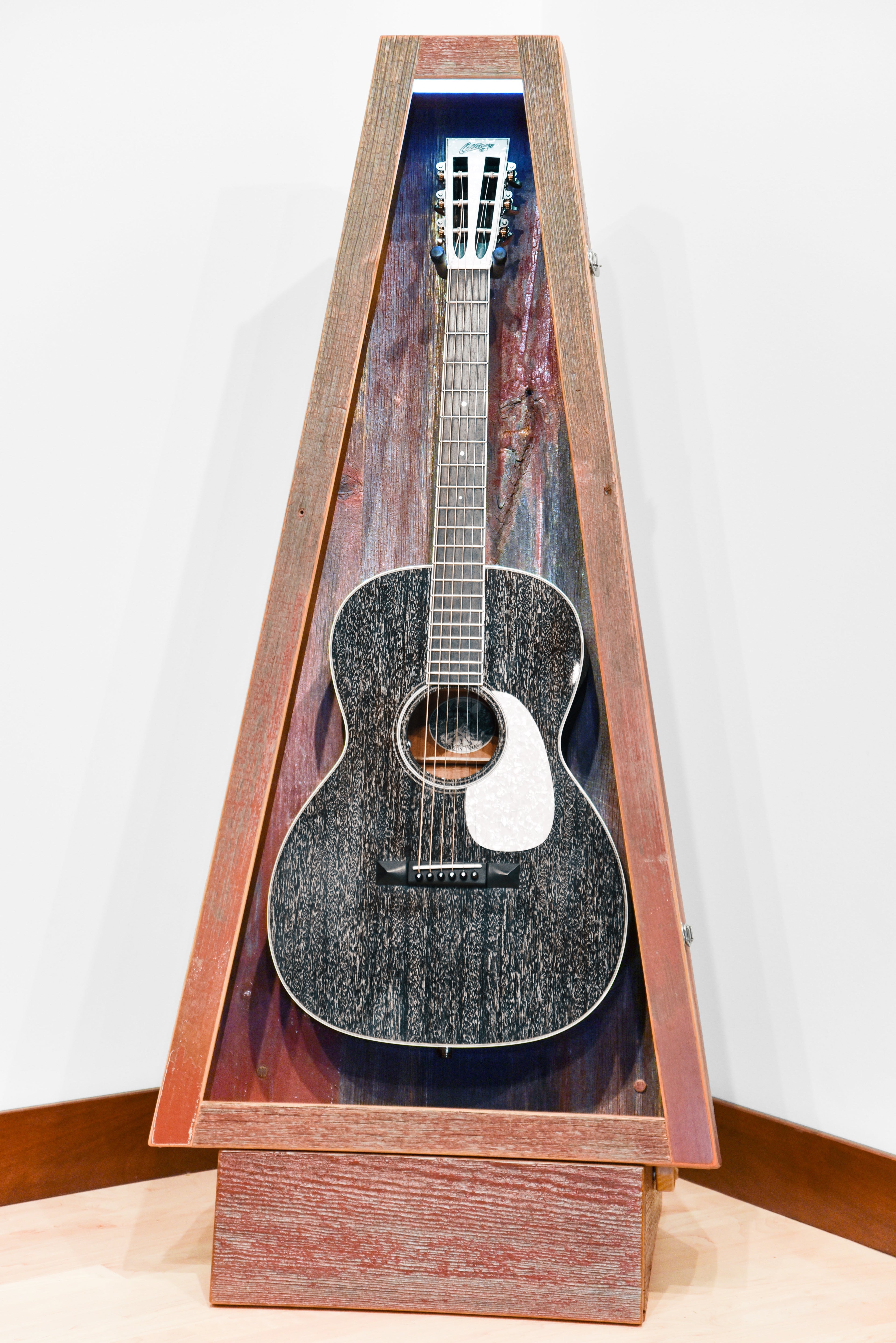 ClimaStand Triangle Humidor with Base - Reclaimed Barnwood (Red) Acoustic Remedy Cases