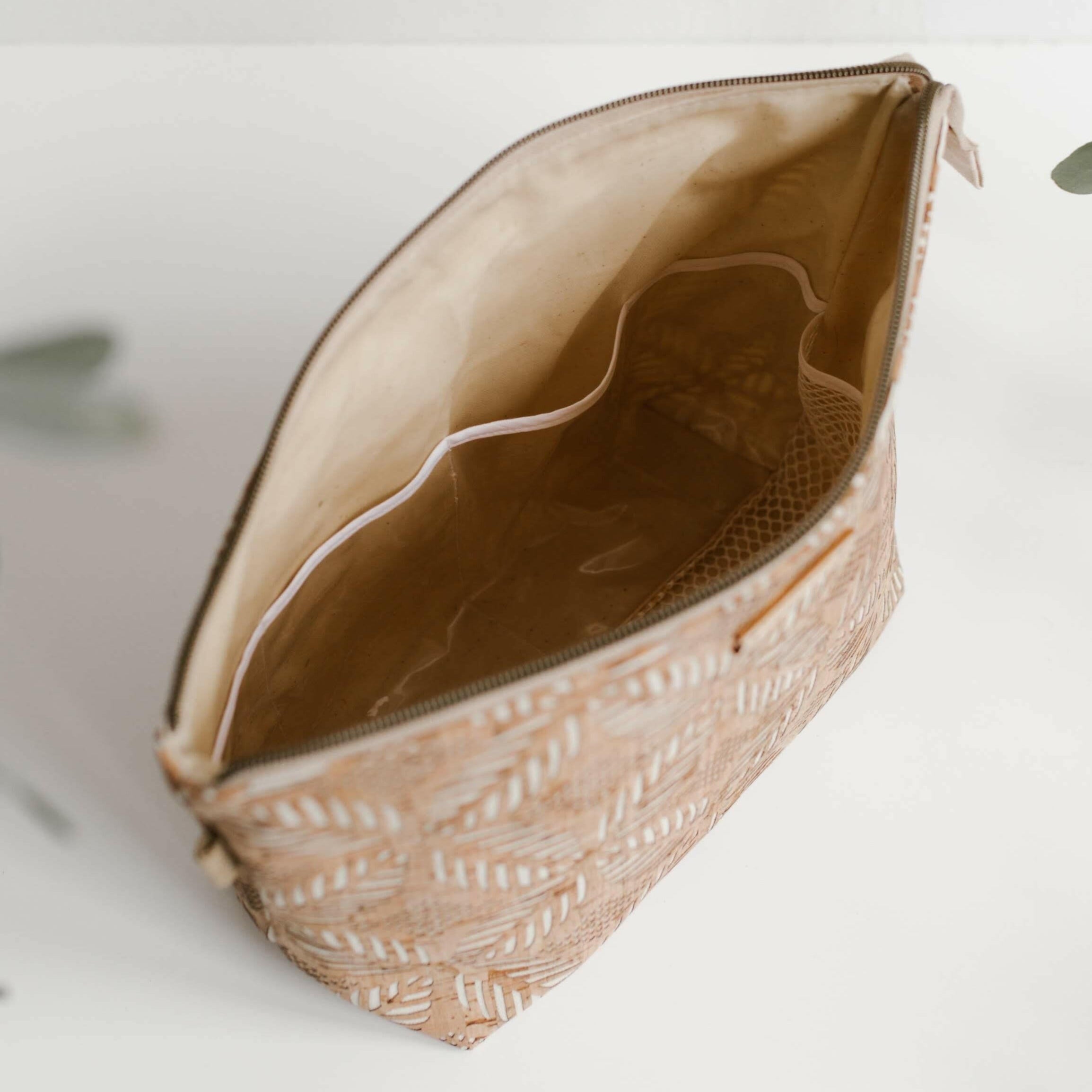 ADVENTURER cosmetics bag | CREAM Carry Courage