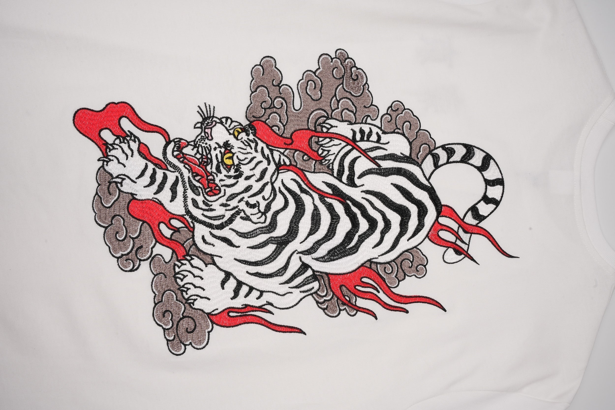 ET523 White Cloud Tiger Embroidered Tee Niepce