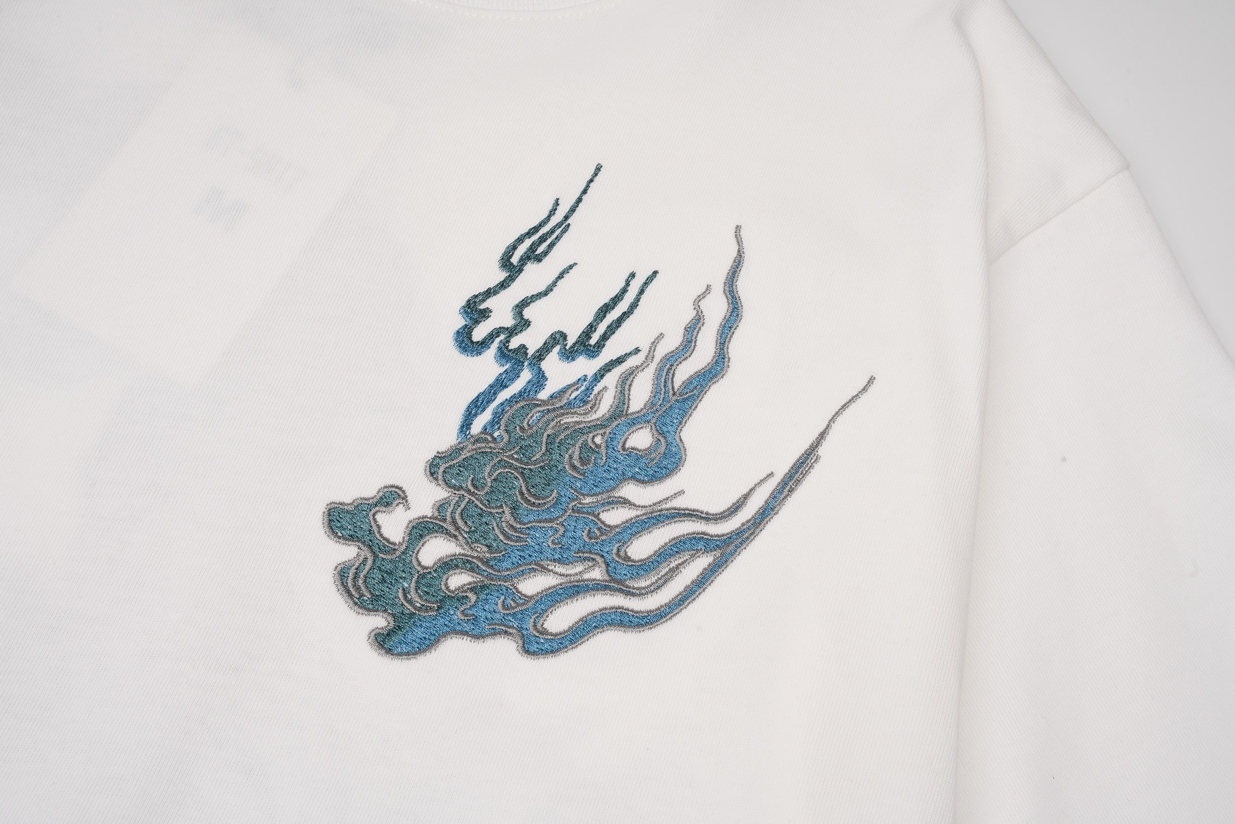 ET9817 Flaming White Tiger Embroidered Tee Niepce