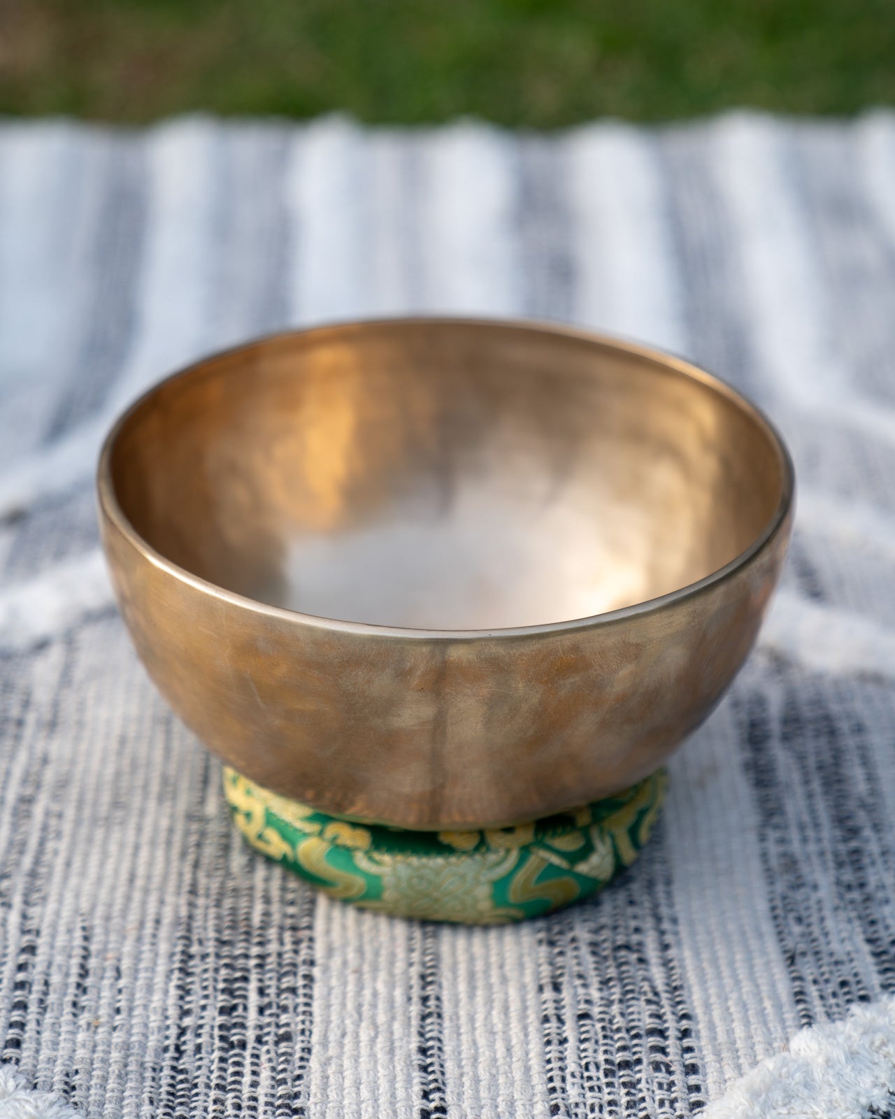 Heart Chakra Singing Bowl in F Sukha Sound Healing & Singing Bowls