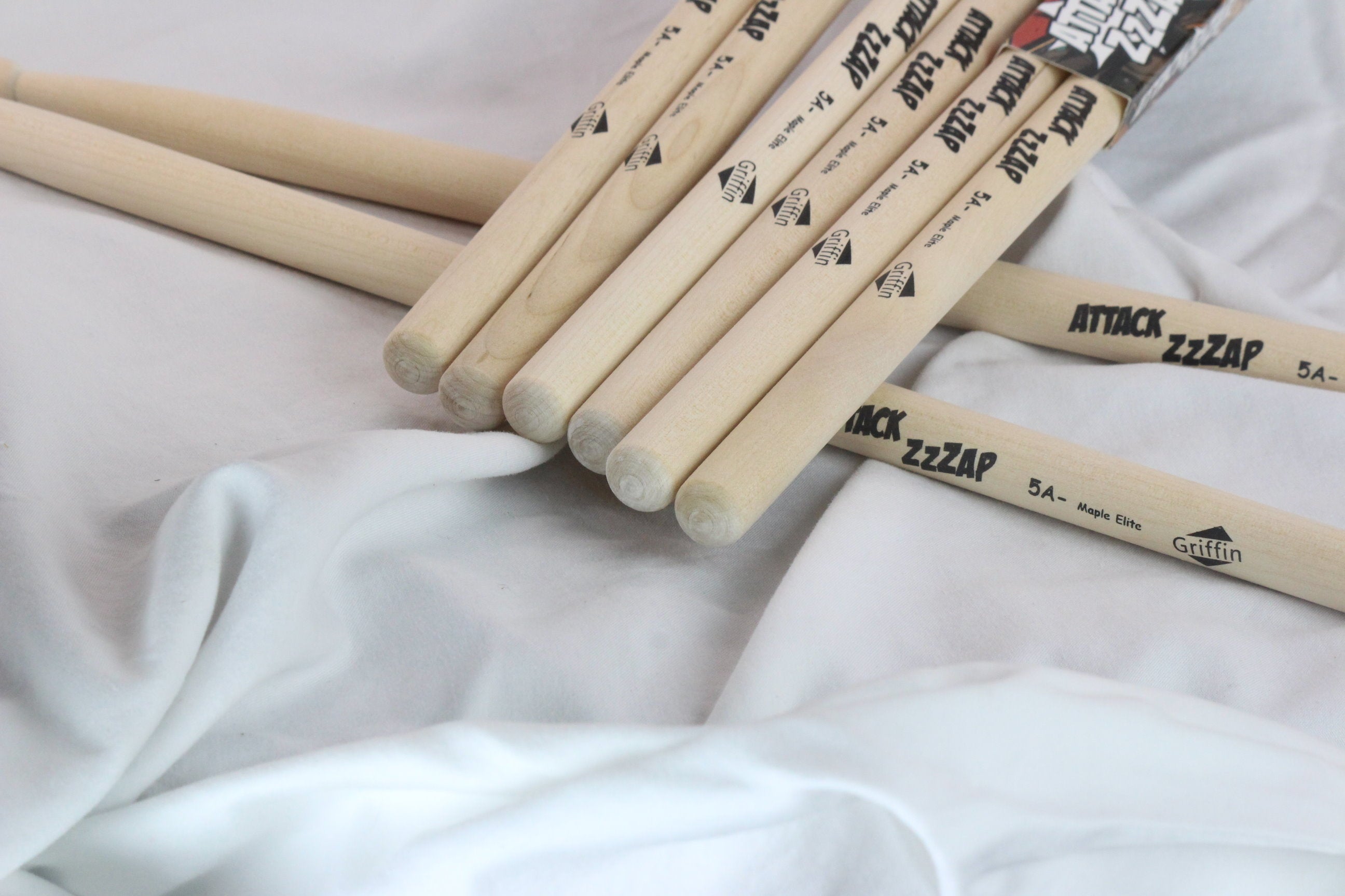 GRIFFIN Attack Zzzap Drum Sticks - 4 Pairs of Select Elite Maple Wood Size 5A - Premium Balanced, Level and Straight - Drummers Percussion Classic Pure Grit Uncoated, Raw Wood Drumming Sticks GeekStands.com