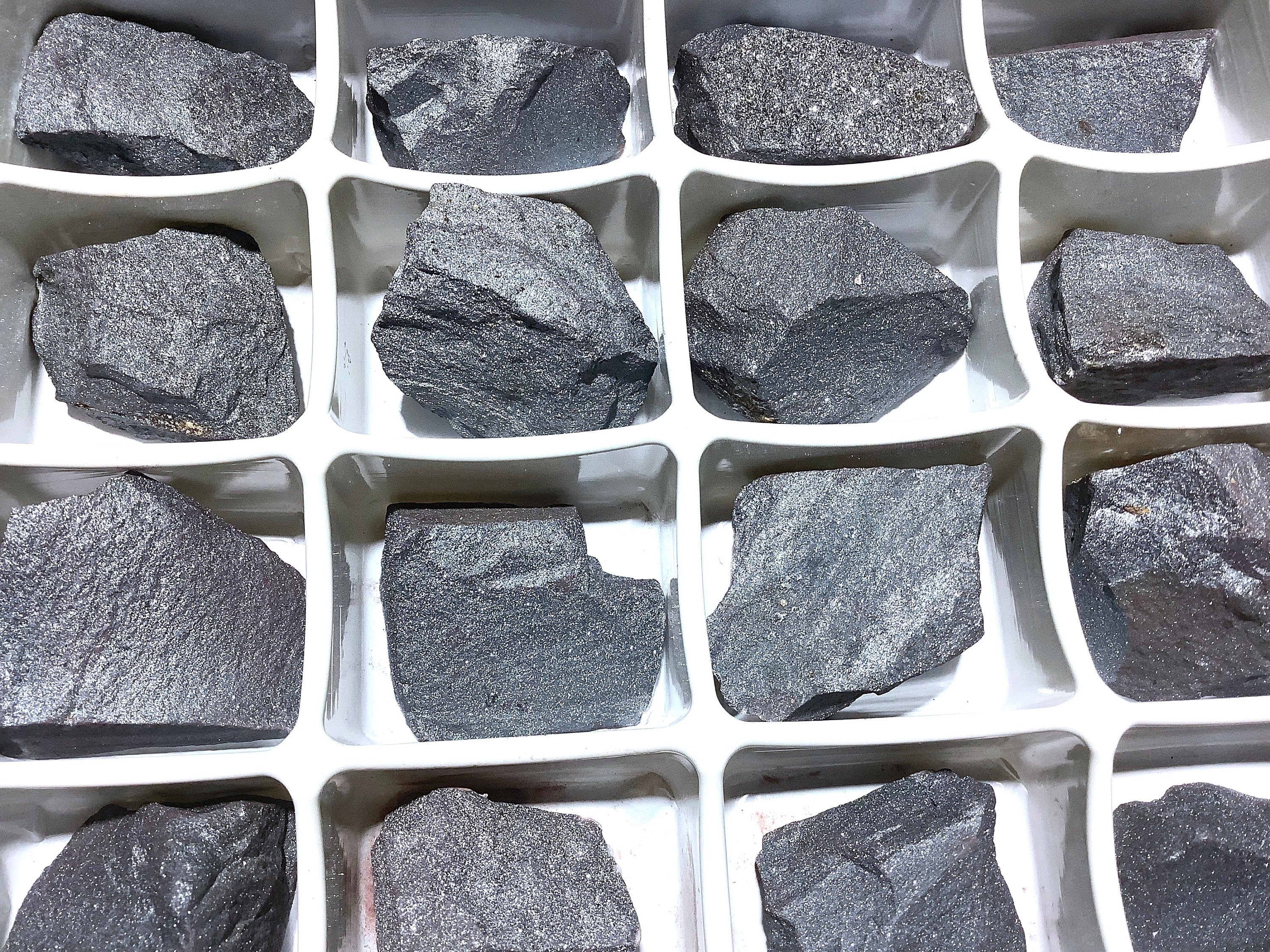 Bulk Wholesale Lot 24 Piece Flat Hematite Rough Raw Stones Natural Spectralite Gemstones Crystals Iron Ore Amazing Crystals