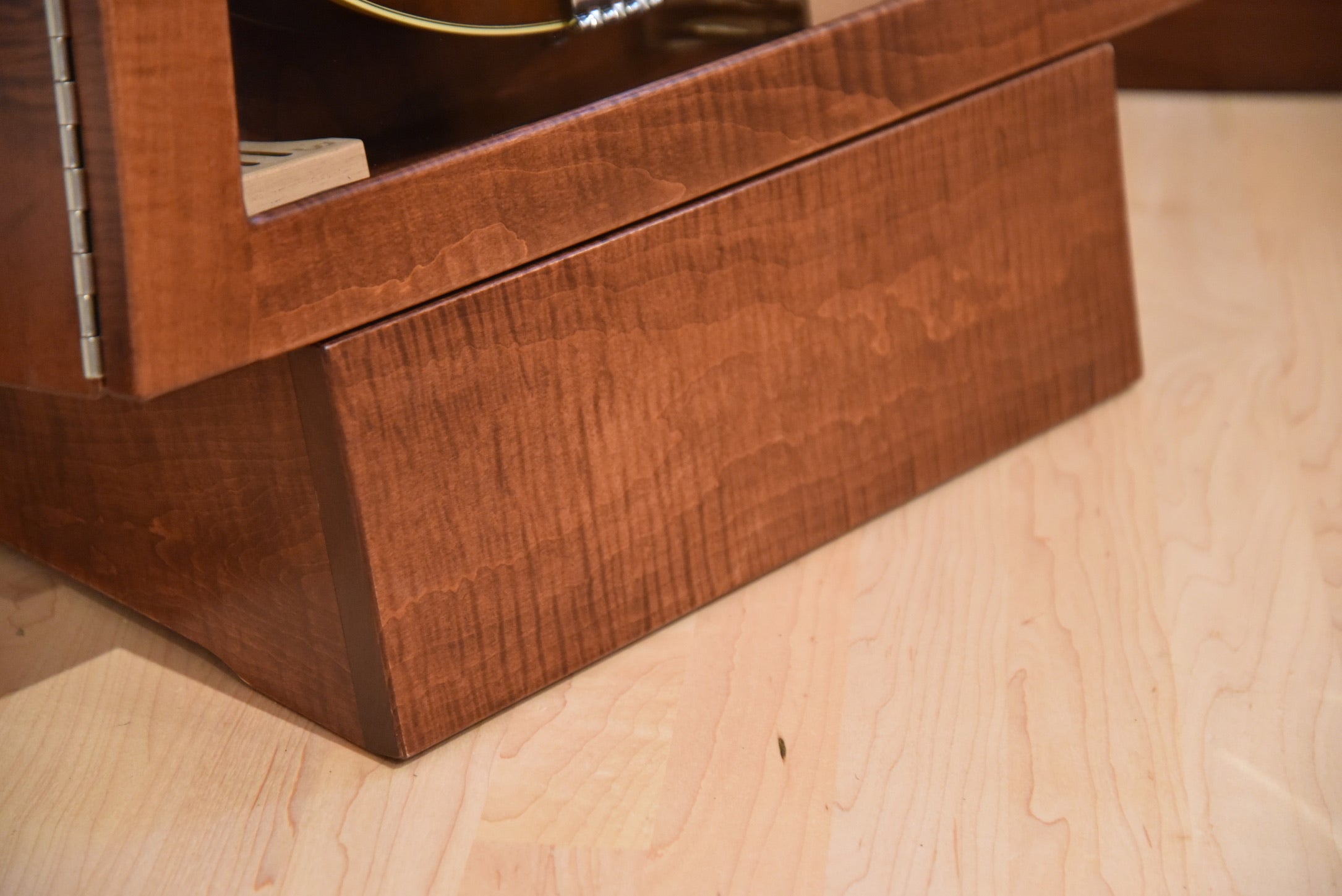 ClimaStand Triangle Humidor with Base - Flame maple with Acres Stain Acoustic Remedy Cases